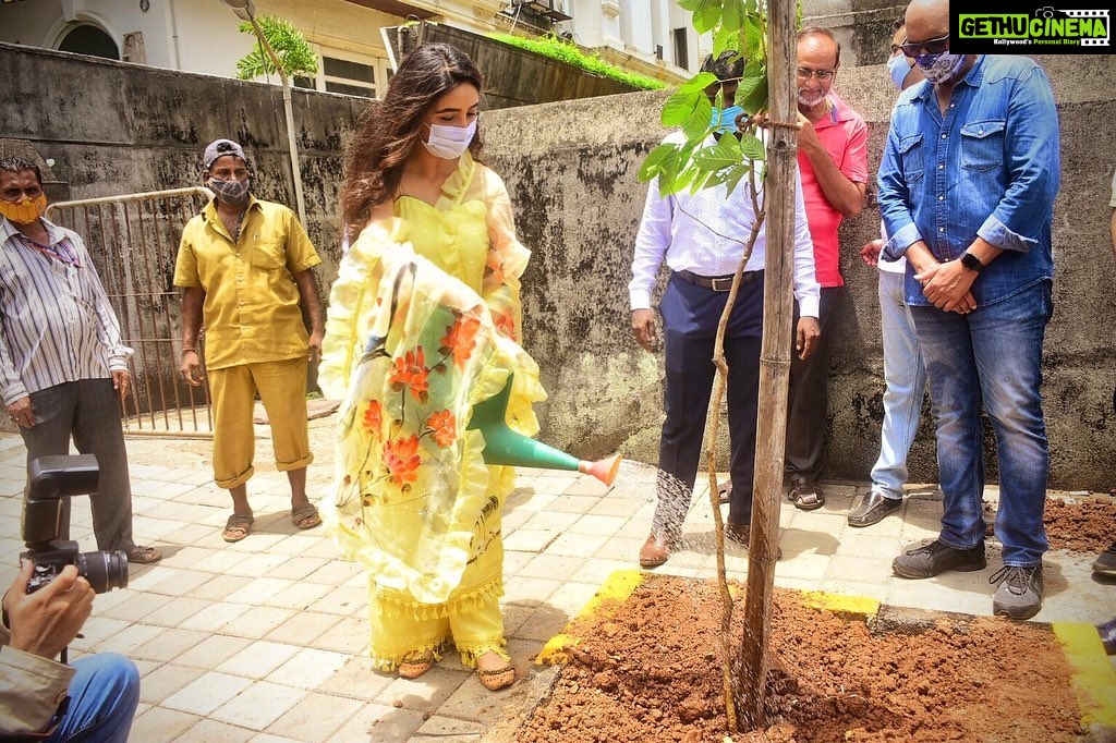 Ashnoor Kaur Instagram - It was indeed an honour being a pledger as a tree guardians at BMC's MEGA Vriksha campaign initiated by @my_bmc on the #WorldEnvironmentDay 🌱♥️ I would want to urge each one of you plant saplings, and nurture the existing ones! Let’s be responsible citizens... Amchi Mumbai..