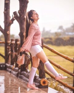 Ashnoor Kaur Instagram - The red tones amongst the rains☔️

I love monsoon💗 What’s your favourite season?
