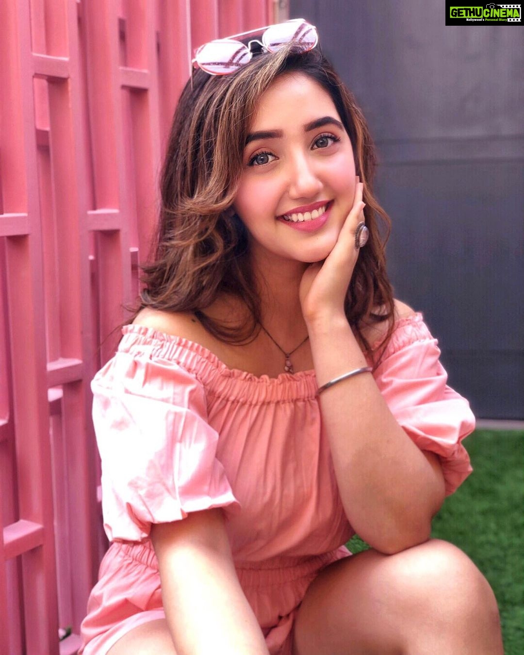 Ashnoor Kaur Instagram - On *tuesdays* we wear pink🤪💗 . . #AboutDelhi #WhatIWore #ashnoorstylediaries Wearing @styleislandofficial