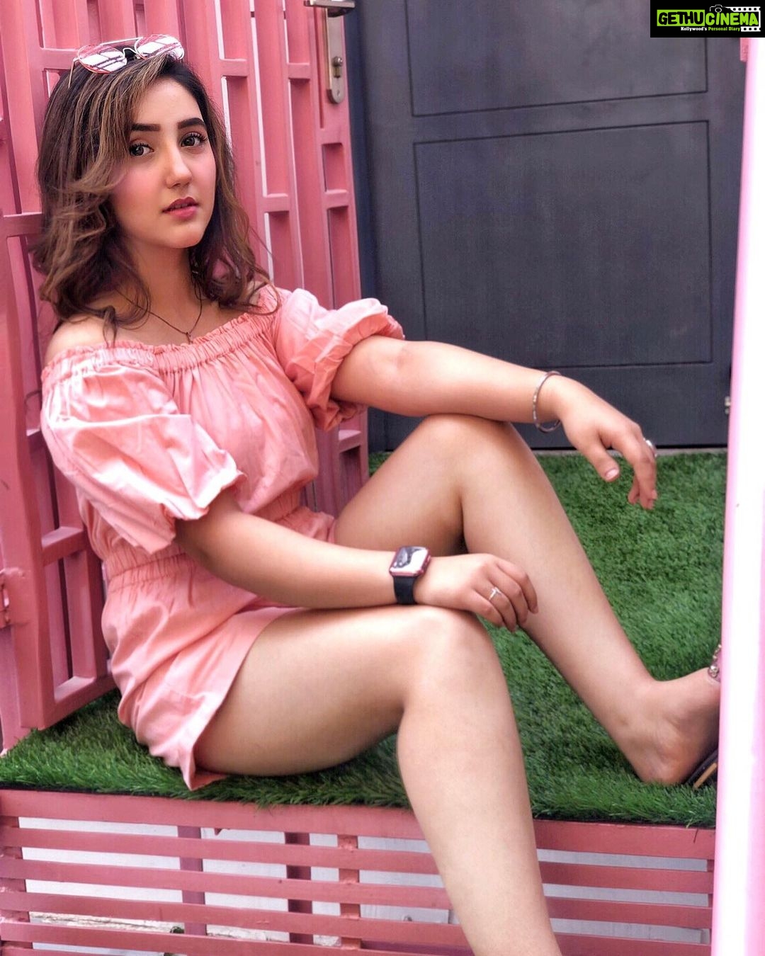 Ashnoor Kaur Instagram - On *tuesdays* we wear pink🤪💗 . . #AboutDelhi #WhatIWore #ashnoorstylediaries Wearing @styleislandofficial