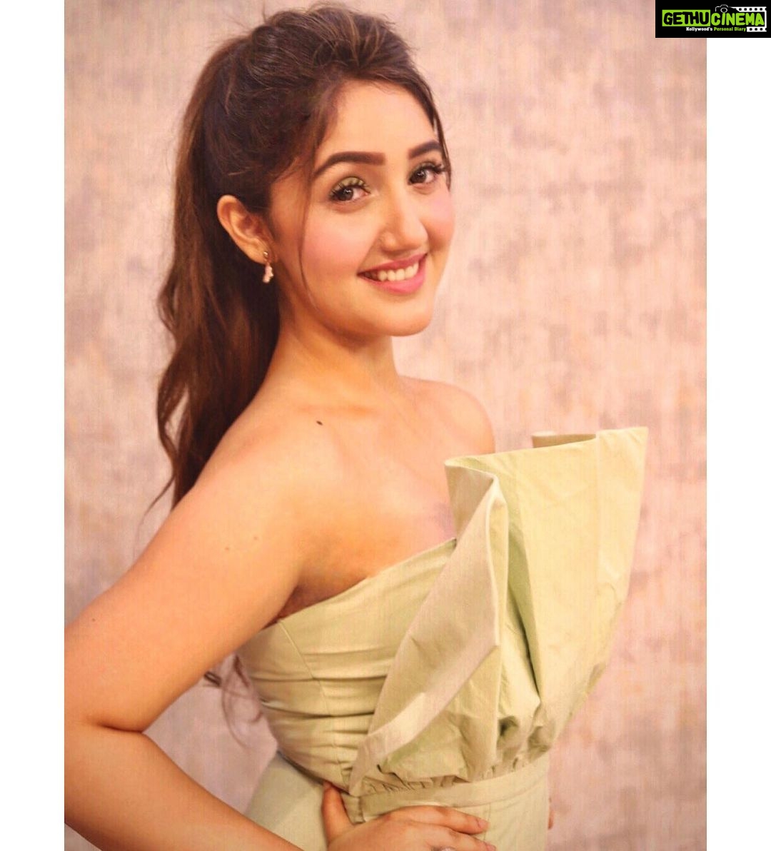 Ashnoor Kaur Instagram - Glitter in the sky, glitter in my eyes Shining just the way I like🎶 (Which song is this?) . . #AboutLastNight #ashnoorstylediaries Styled by @_neelangi_ Wearing @kmlabel 📸 @smileplease_25