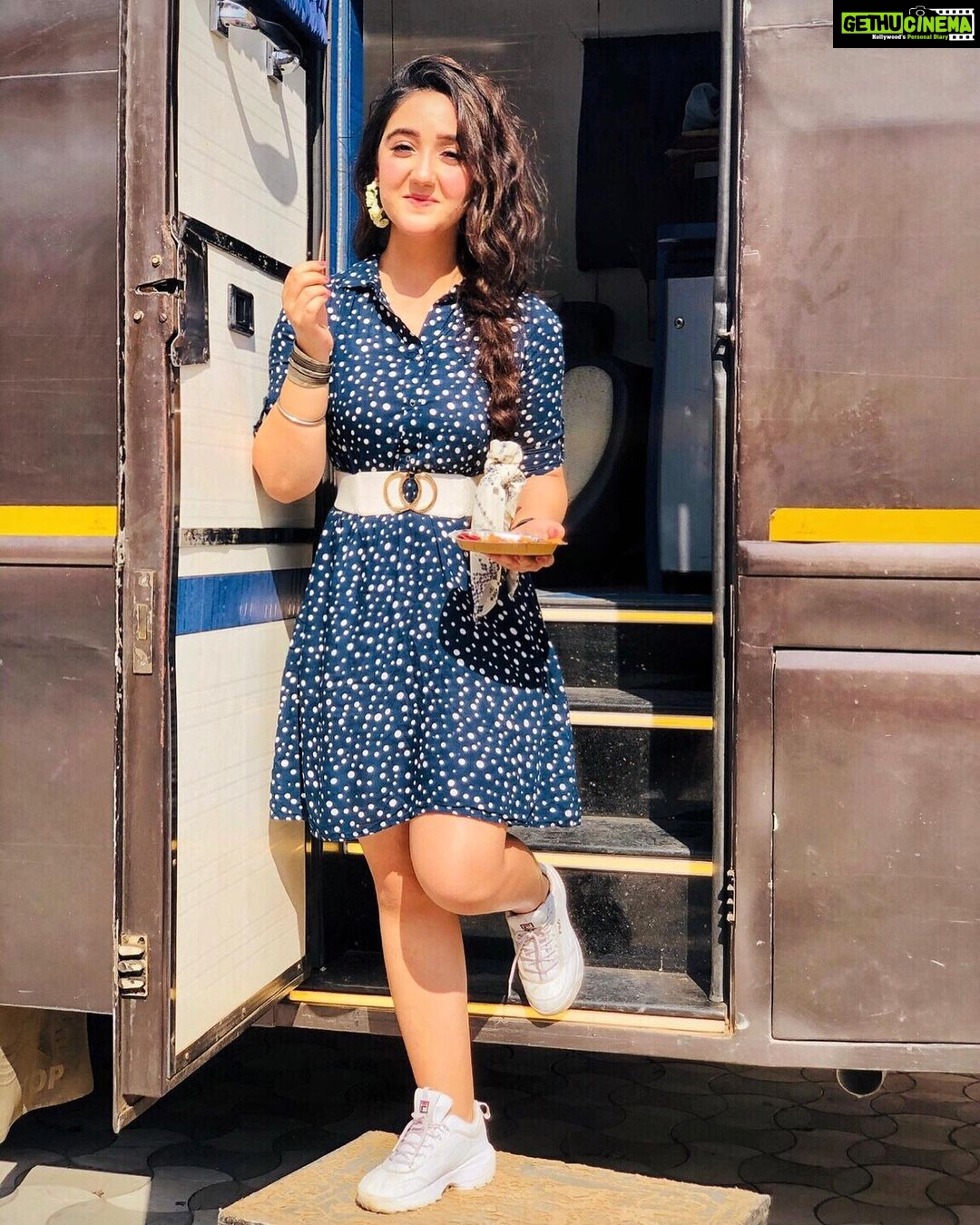 Ashnoor Kaur Instagram - Here’s the back story- 1) I pose... 2) ...because I get embarrassed... 3) ...of getting caught eating🙈❤️