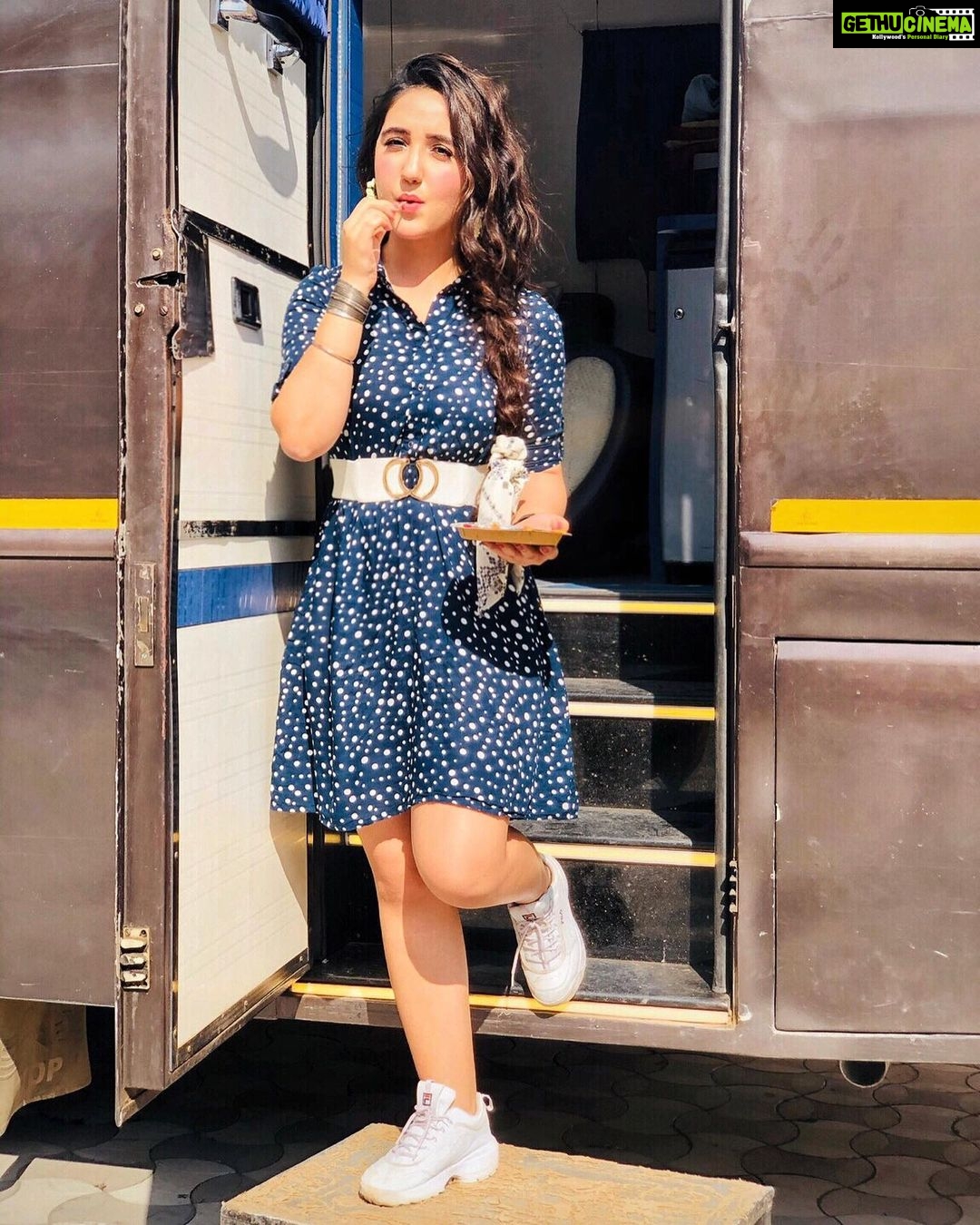 Ashnoor Kaur Instagram - Here’s the back story- 1) I pose... 2) ...because I get embarrassed... 3) ...of getting caught eating🙈❤️