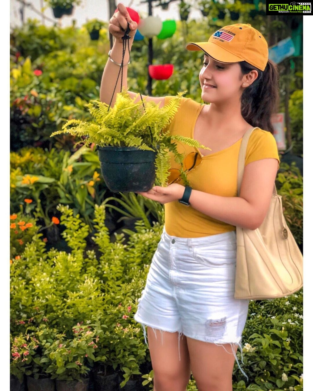 Ashnoor Kaur Instagram - I went g̶r̶o̶c̶e̶r̶y̶ nursery shopping😁 . 1,2 or 3?💛 . . Bag @pureluxuriesindia 📸 @gurmeetsingh0911