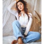 Ashnoor Kaur Instagram - What if I fall? But oh my darling, what if you fly?✨ . . Jeans @bluebrew.in Top @ewayoung 📸 @x.rxhit.x