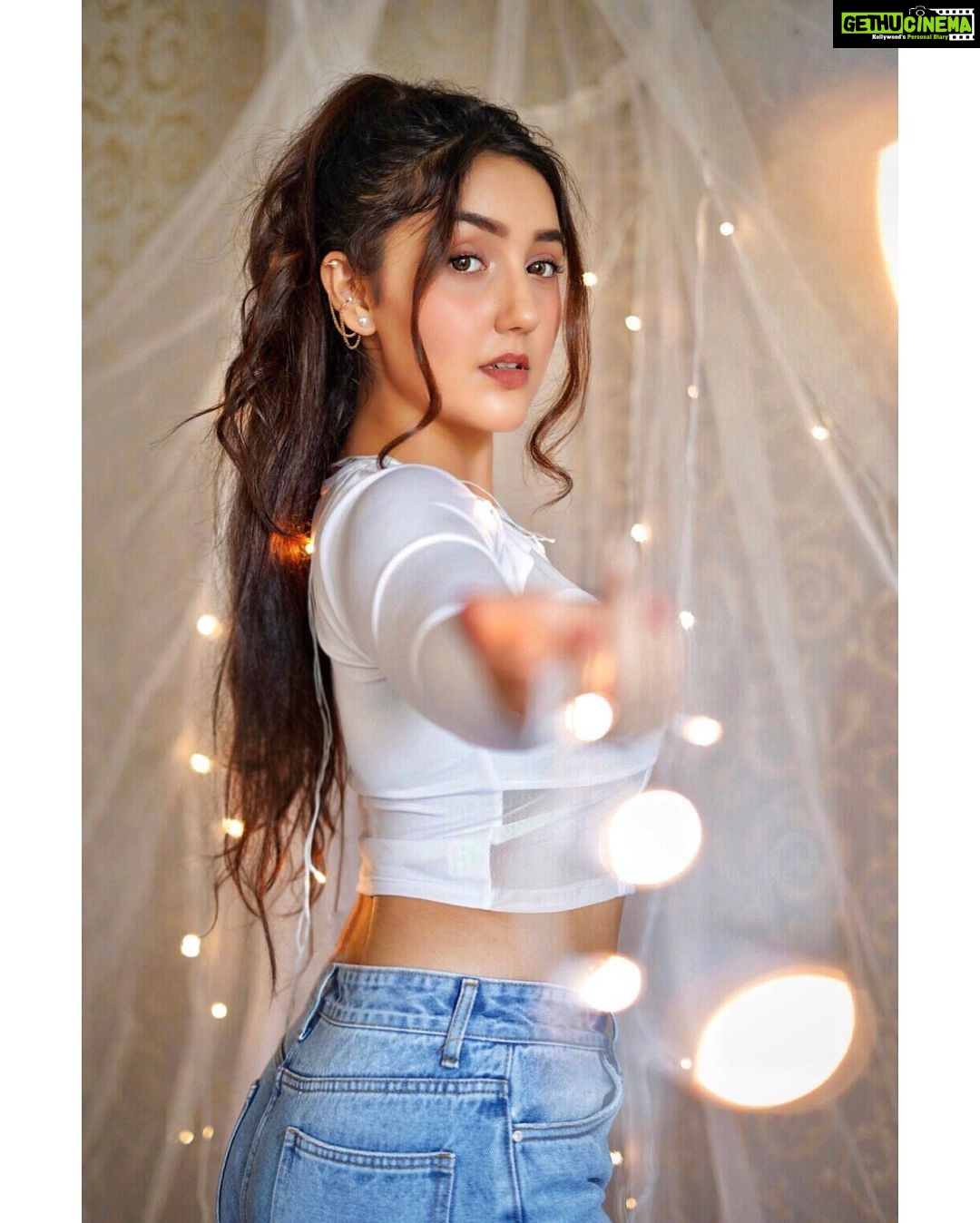 Ashnoor Kaur Instagram - Fairy light, goodnight🤍✨ . 1,2,3 or 4?