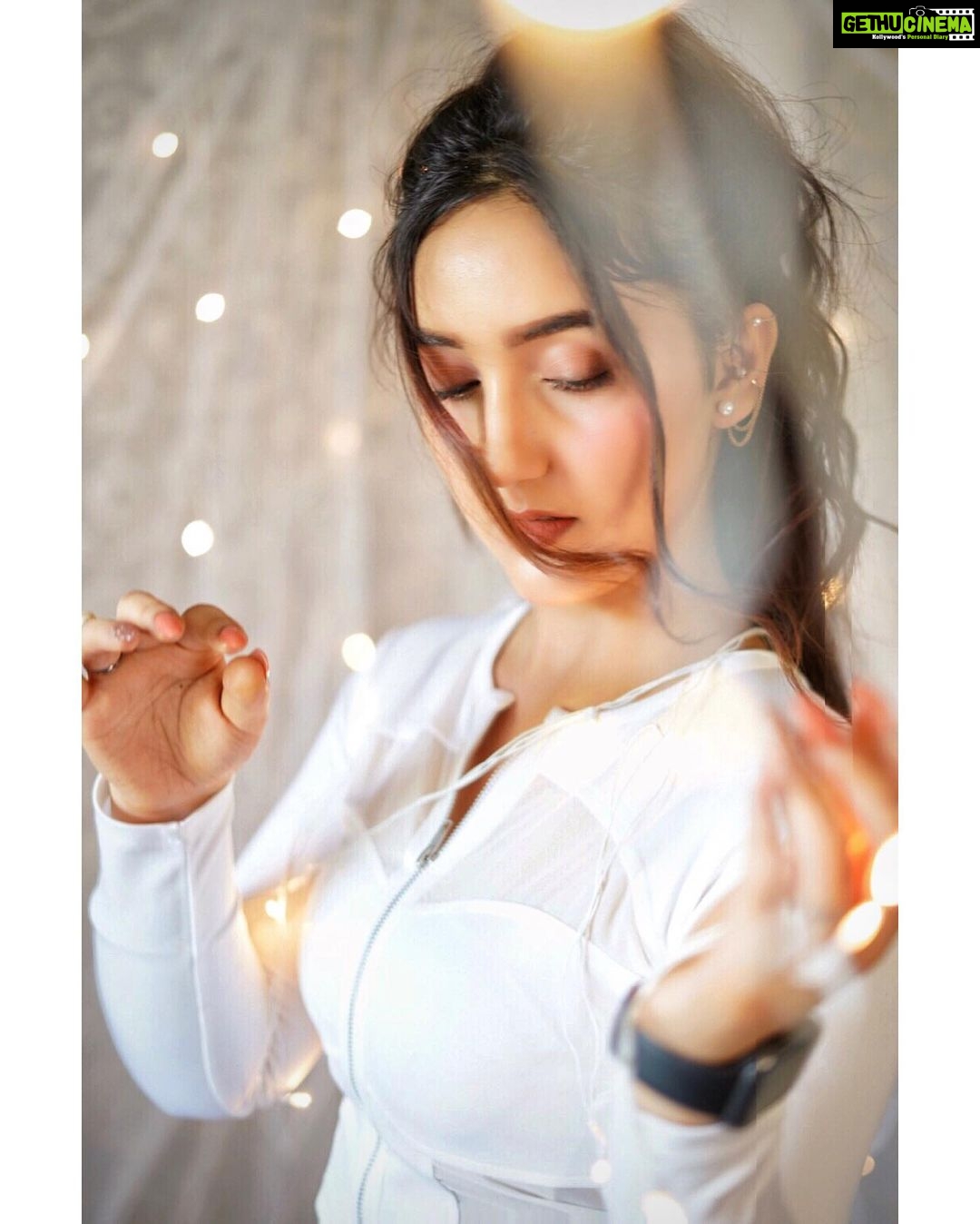 Ashnoor Kaur Instagram - Fairy light, goodnight🤍✨ . 1,2,3 or 4?