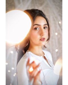 Ashnoor Kaur Instagram - Fairy light, goodnight🤍✨ . 1,2,3 or 4?