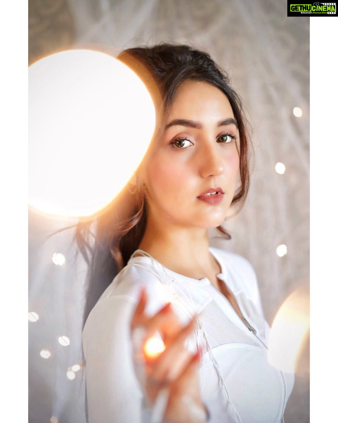 Ashnoor Kaur Instagram - Fairy light, goodnight🤍✨ . 1,2,3 or 4?
