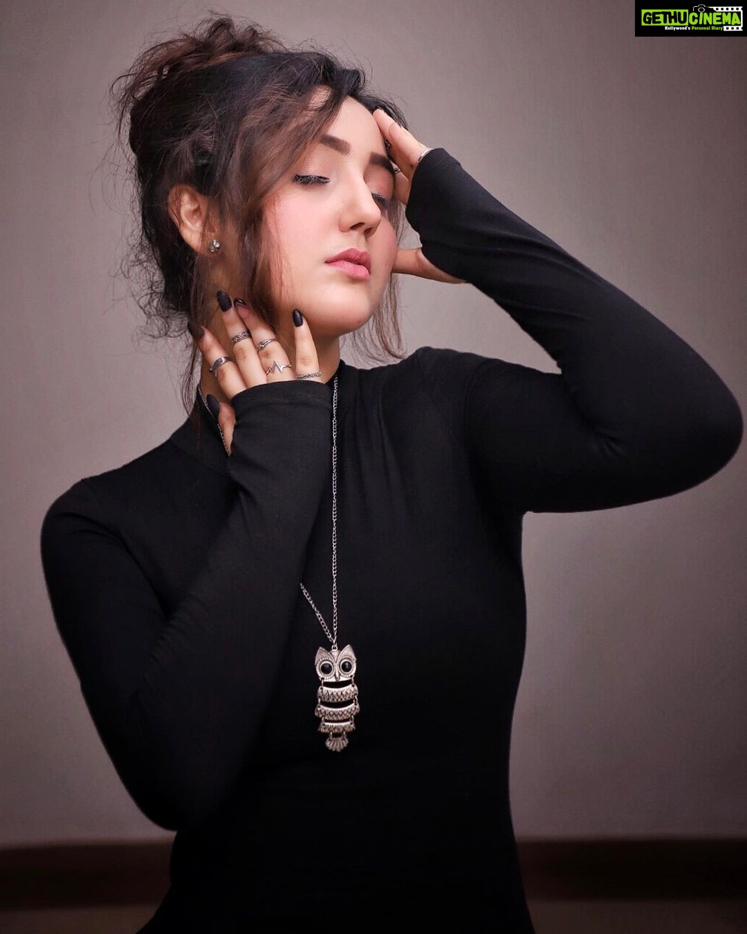 Ashnoor Kaur Instagram - Always wear your invisible crown🖤 1,2 or 3?