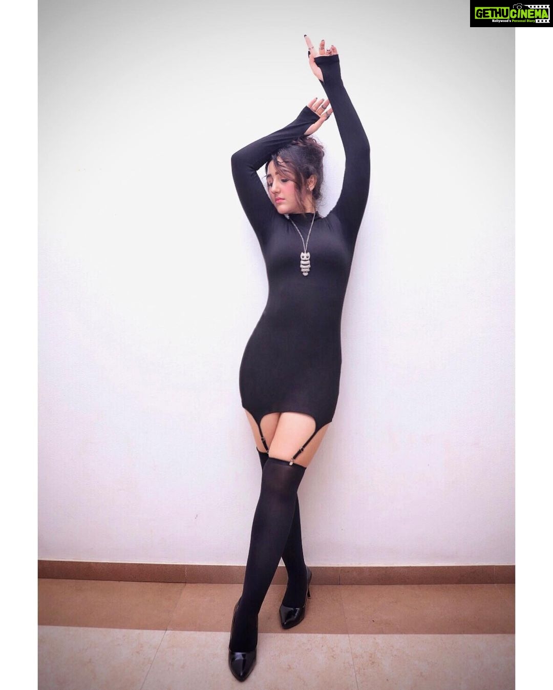 Ashnoor Kaur - 540.4K Likes - Throw sass around like confetti✨🖤
.
1,2,3, 4 or 5?
.
.
#WhatIWore #AboutLastNight #ashnoorstylediaries
Wearing @pixie__.dusttt
📸 @smileplease_25