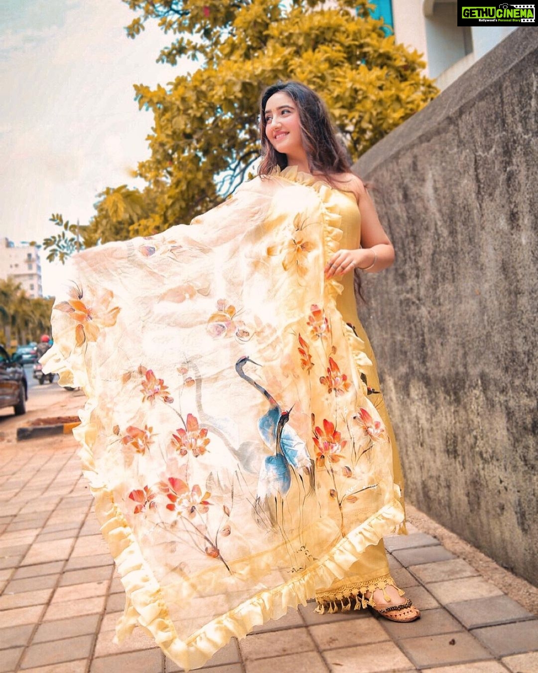 Ashnoor Kaur Instagram - I’ve never seen grace go out of style💛 . Wearing @allureart_handpaintedsuits #WhatIWore #AshnoorStyleDiaries