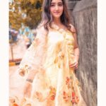 Ashnoor Kaur Instagram - I’ve never seen grace go out of style💛 . Wearing @allureart_handpaintedsuits #WhatIWore #AshnoorStyleDiaries
