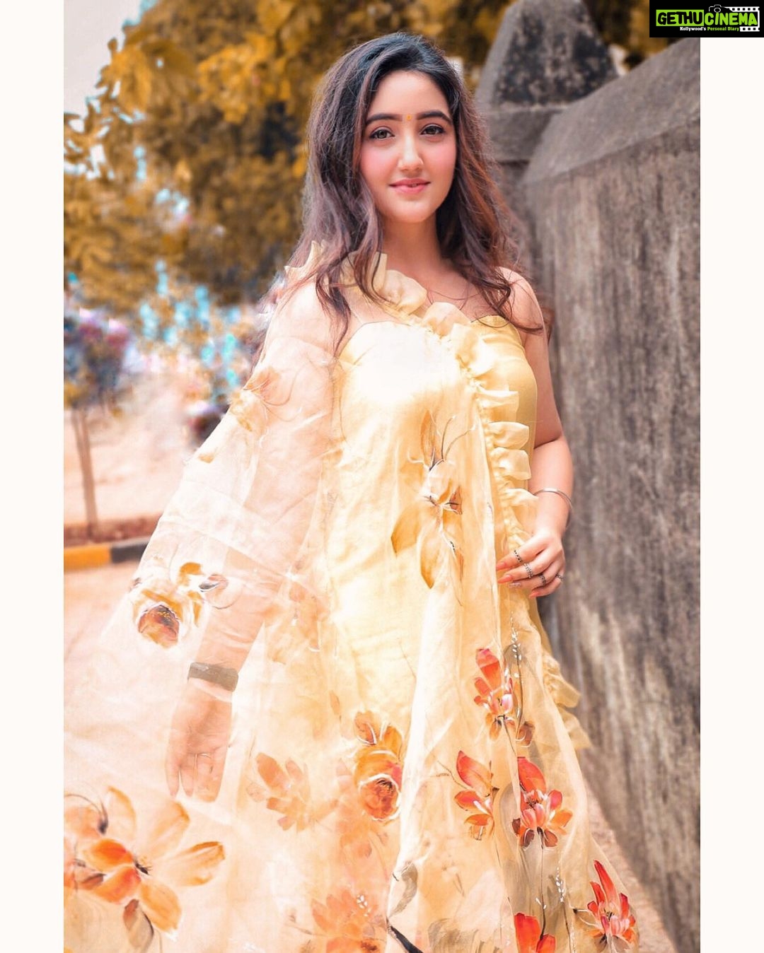 Ashnoor Kaur Instagram - I’ve never seen grace go out of style💛 . Wearing @allureart_handpaintedsuits #WhatIWore #AshnoorStyleDiaries