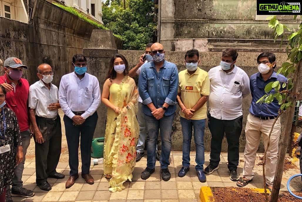 Ashnoor Kaur Instagram - It was indeed an honour being a pledger as a tree guardians at BMC's MEGA Vriksha campaign initiated by @my_bmc on the #WorldEnvironmentDay 🌱♥️ I would want to urge each one of you plant saplings, and nurture the existing ones! Let’s be responsible citizens... Amchi Mumbai..