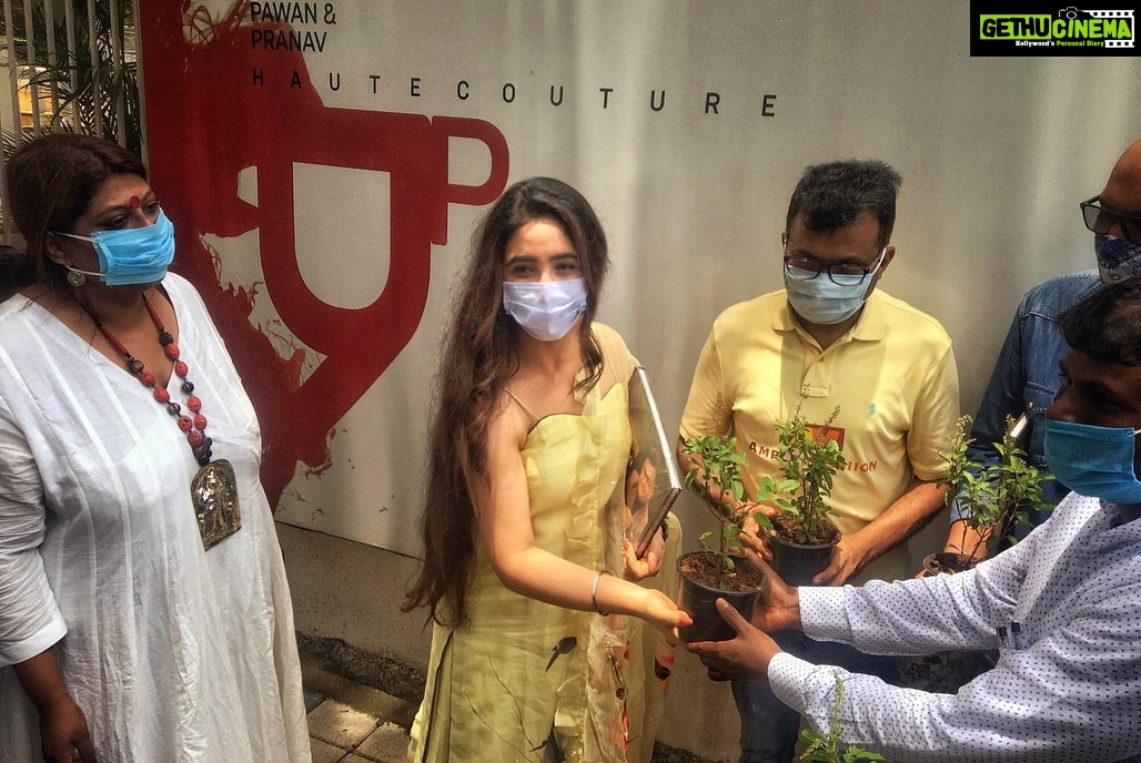 Ashnoor Kaur Instagram - It was indeed an honour being a pledger as a tree guardians at BMC's MEGA Vriksha campaign initiated by @my_bmc on the #WorldEnvironmentDay 🌱♥️ I would want to urge each one of you plant saplings, and nurture the existing ones! Let’s be responsible citizens... Amchi Mumbai..