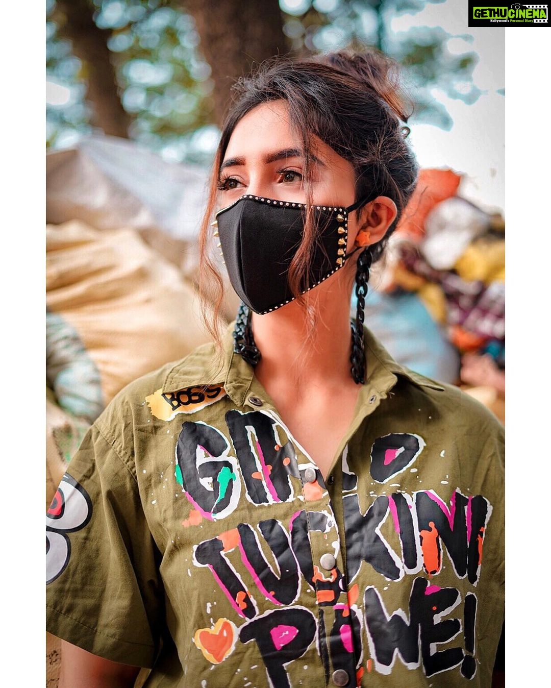 Ashnoor Kaur Instagram - Never bend your head, always hold it high... Look at the world, straight in the eye✨ #BelieveInYourself #StayStrong . . #ashnoorstylediaries #whatiwore Wearing @closet.hues Mask @maskbykavita