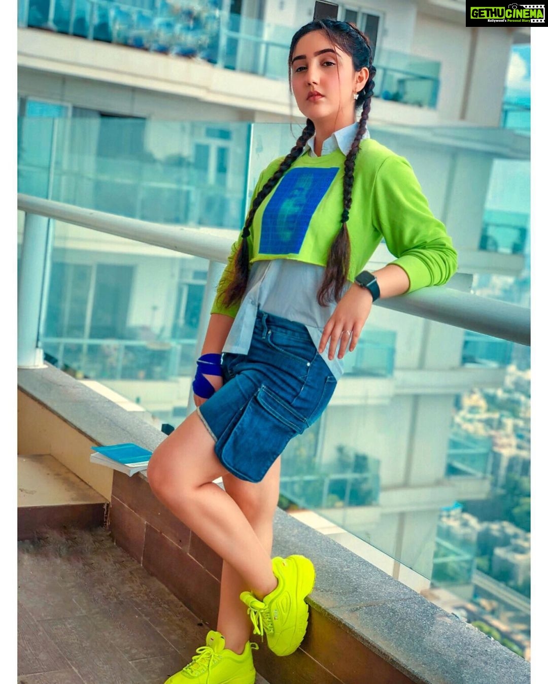 Ashnoor Kaur Instagram - Serendipity💚✨ . . . Top @burger.bae Bottoms @bluebrew.in 📷 @harshit_mx