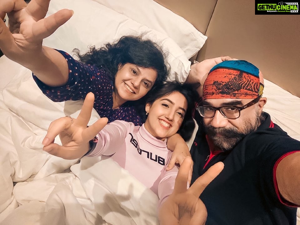 Ashnoor Kaur Instagram - Idk what’s more consistent than me 3rd wheeling for life🤪 (Swipe to see) #FamilyDay . HAPPY FAMILY DAY♥️ You are my strength mom dad, love you @kauravneet79 @gurmeetsingh0911