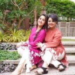 Ashnoor Kaur Instagram - “Main kya likhu uss maa ke baare mein, jisne mujhe likha hai....” (Swipe to see a now v/s then☺️) Happy Mother’s Day mom, today and everyday, you deserve all the happiness in the world my world!🌎 @kauravneet79 💗 . . Wearing @ambraee_ Chappal @threadstoriesofficial