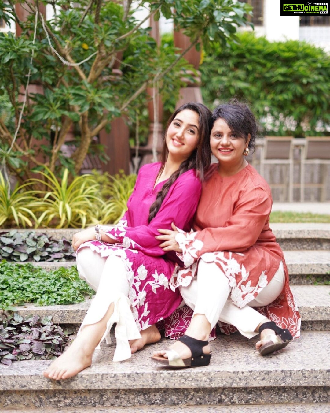 Ashnoor Kaur Instagram - “Main kya likhu uss maa ke baare mein, jisne mujhe likha hai....” (Swipe to see a now v/s then☺️) Happy Mother’s Day mom, today and everyday, you deserve all the happiness in the world my world!🌎 @kauravneet79 💗 . . Wearing @ambraee_ Chappal @threadstoriesofficial