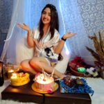 Ashnoor Kaur Instagram - 🎂 . . That’s my midnight #Sassy17 birthday celebration🤩 Thanks mom dad @kauravneet79 @gurmeetsingh0911 for making this beautiful set up with @white_door_interiors 🤍 Wearing @bleu_de_perle Thanks @bakeoholicdesserts for the yum cakes😁