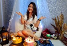 Ashnoor Kaur Instagram - 🎂 . . That’s my midnight #Sassy17 birthday celebration🤩 Thanks mom dad @kauravneet79 @gurmeetsingh0911 for making this beautiful set up with @white_door_interiors 🤍 Wearing @bleu_de_perle Thanks @bakeoholicdesserts for the yum cakes😁