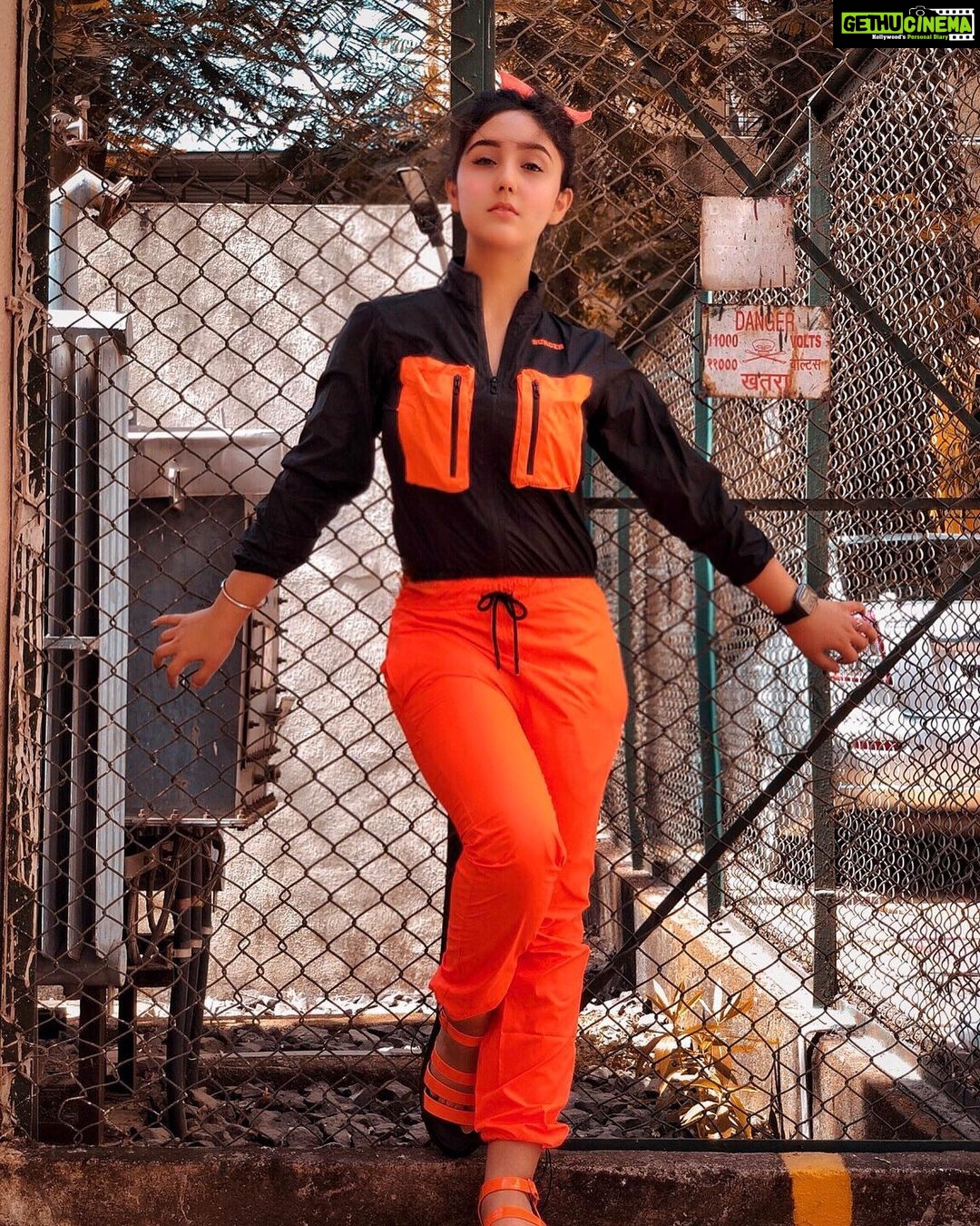 Ashnoor Kaur Instagram - Addicted to hope, addicted to self love✨ . . We are 7M strong now peopleee, thank you for this pre birthday gift🧡 I love you all sooo much! Wearing @burger.bae 📸 @kauravneet79