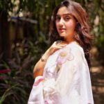 Ashnoor Kaur Instagram - तेरा ज़िक्र हो रहा है... इबादत कि तरह✨ . . Happy world earth day 🌱 🌍 (Aaj mood Indian hai👀) #ThrowbackThursday