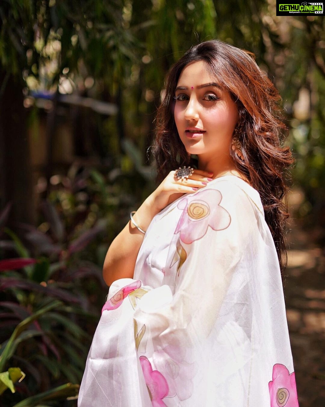Ashnoor Kaur Instagram - तेरा ज़िक्र हो रहा है... इबादत कि तरह✨ . . Happy world earth day 🌱 🌍 (Aaj mood Indian hai👀) #ThrowbackThursday