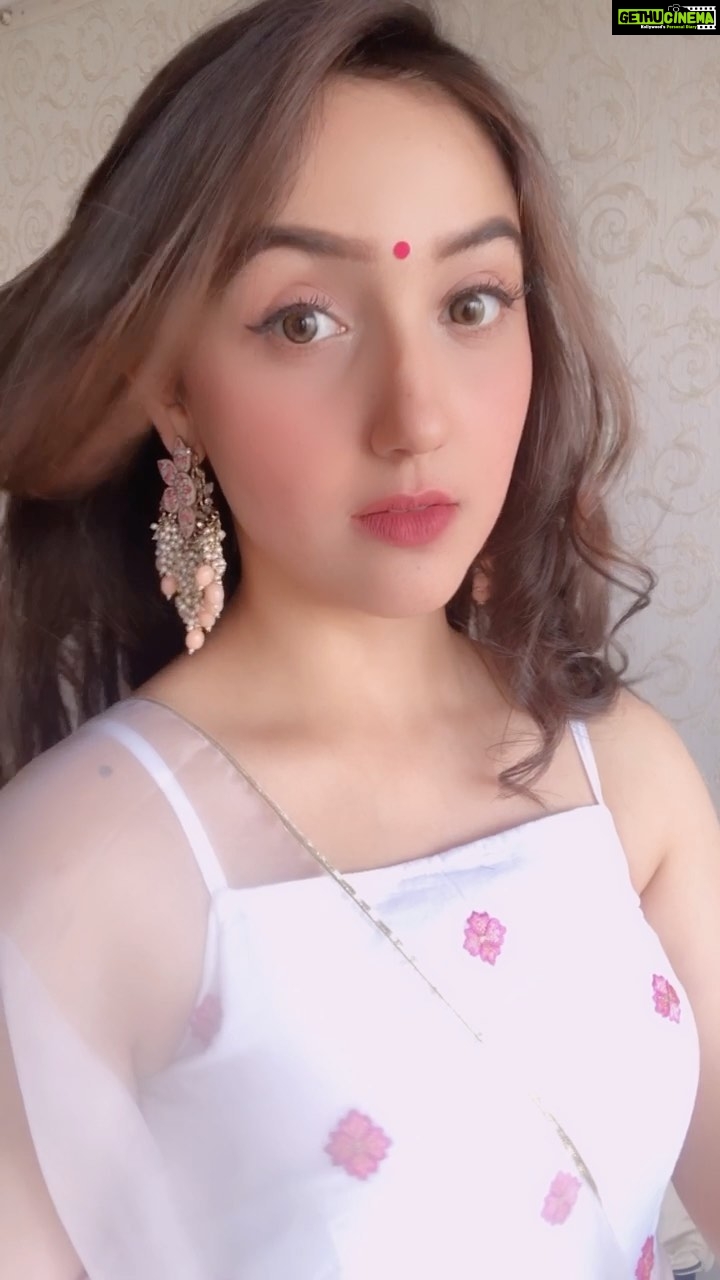Ashnoor Kaur - 515.7K Likes - Sajde kiye hain... (complete the line) šāØ
.
.
#SajdeKiyeHaiLakhon #IndianMood #letsmoj @mojindia #ashnoorkaur