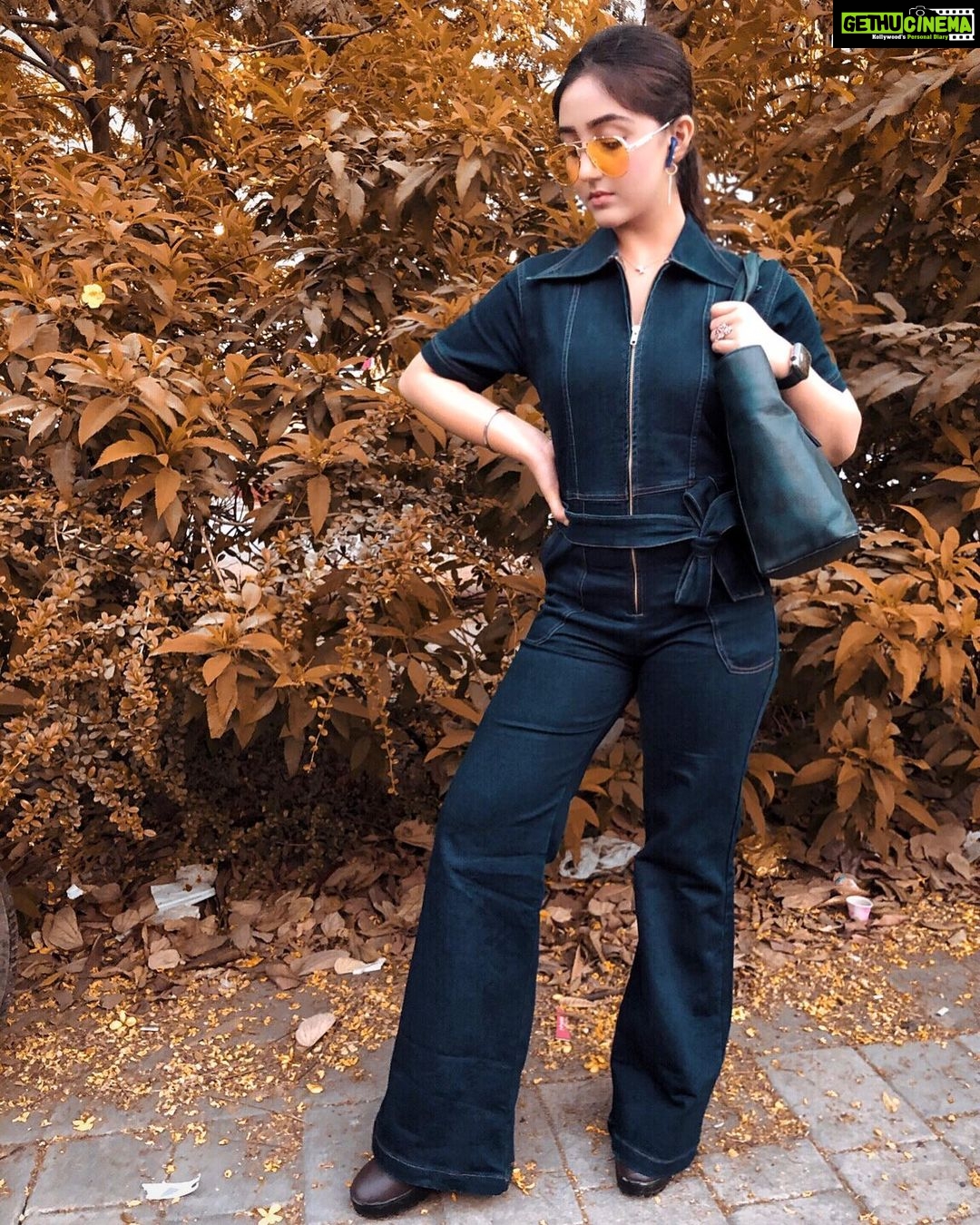 Ashnoor Kaur Instagram - You are the CEO of your life, hire, fire and replace accordingly🔥 #bossbabe #mondaymotivation . . Wearing @shopheymissy Bag @clotche_official ✨