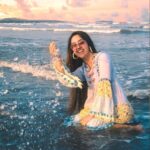 Ashnoor Kaur Instagram - Heard it’s Monday tomorrow, so just thought of hitting the ‘blues’ in advance😛 #waterbaby . . . 📷 @kellansworld