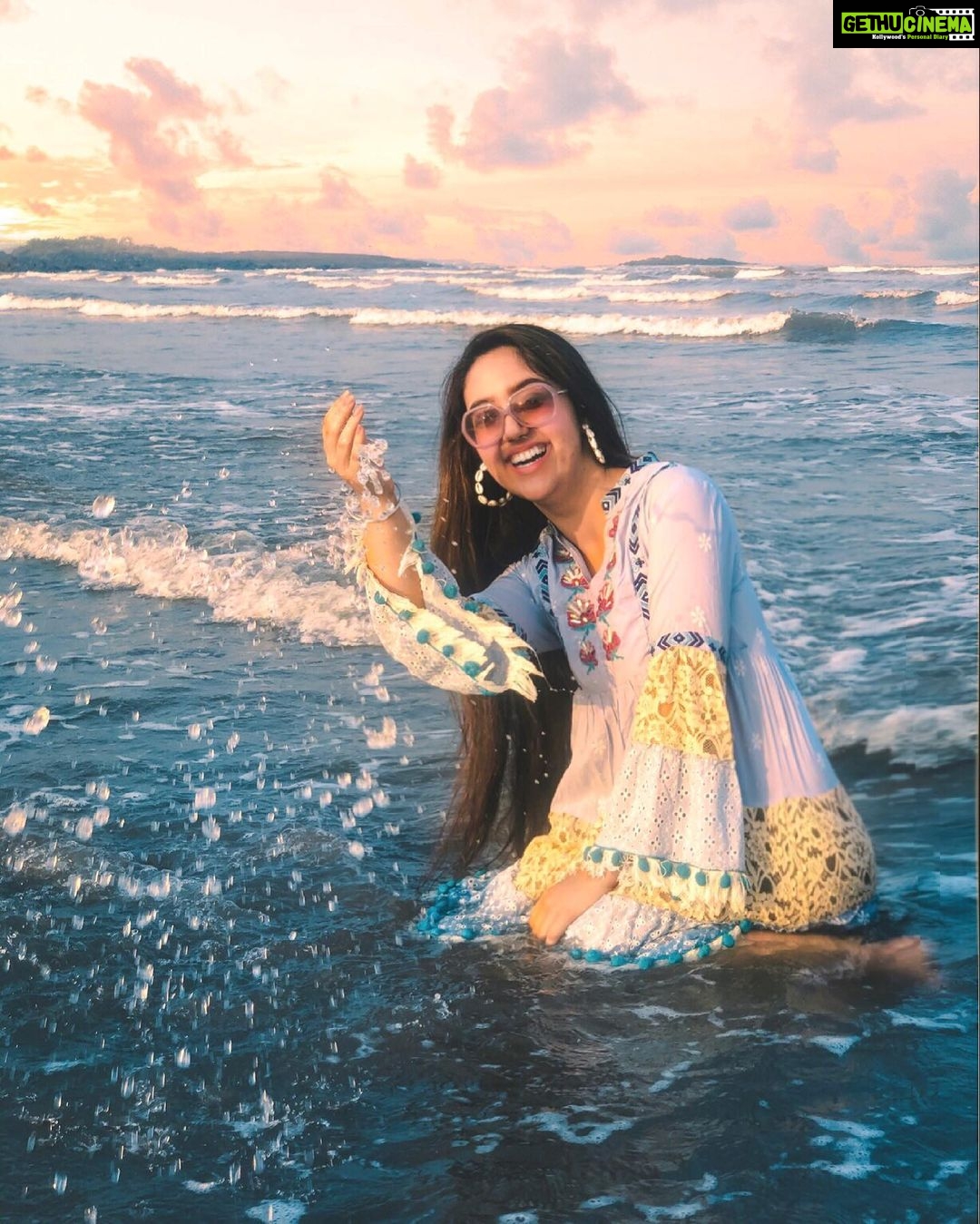 Ashnoor Kaur Instagram - Heard it’s Monday tomorrow, so just thought of hitting the ‘blues’ in advance😛 #waterbaby . . . 📷 @kellansworld