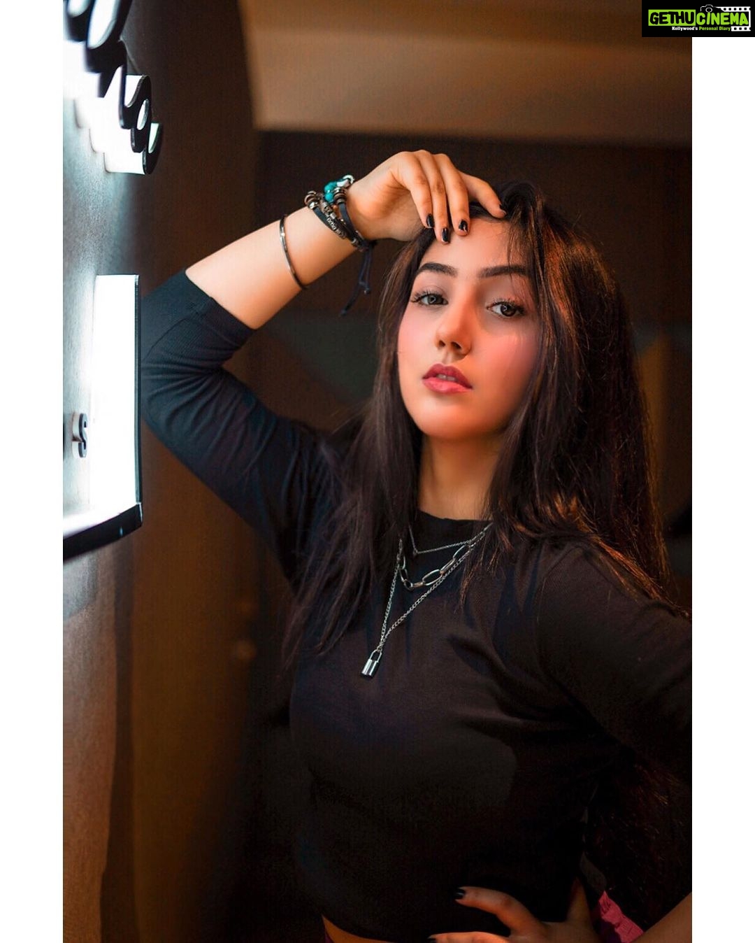 Ashnoor Kaur Instagram - Reminder- People throw shade on what shines🖤✨