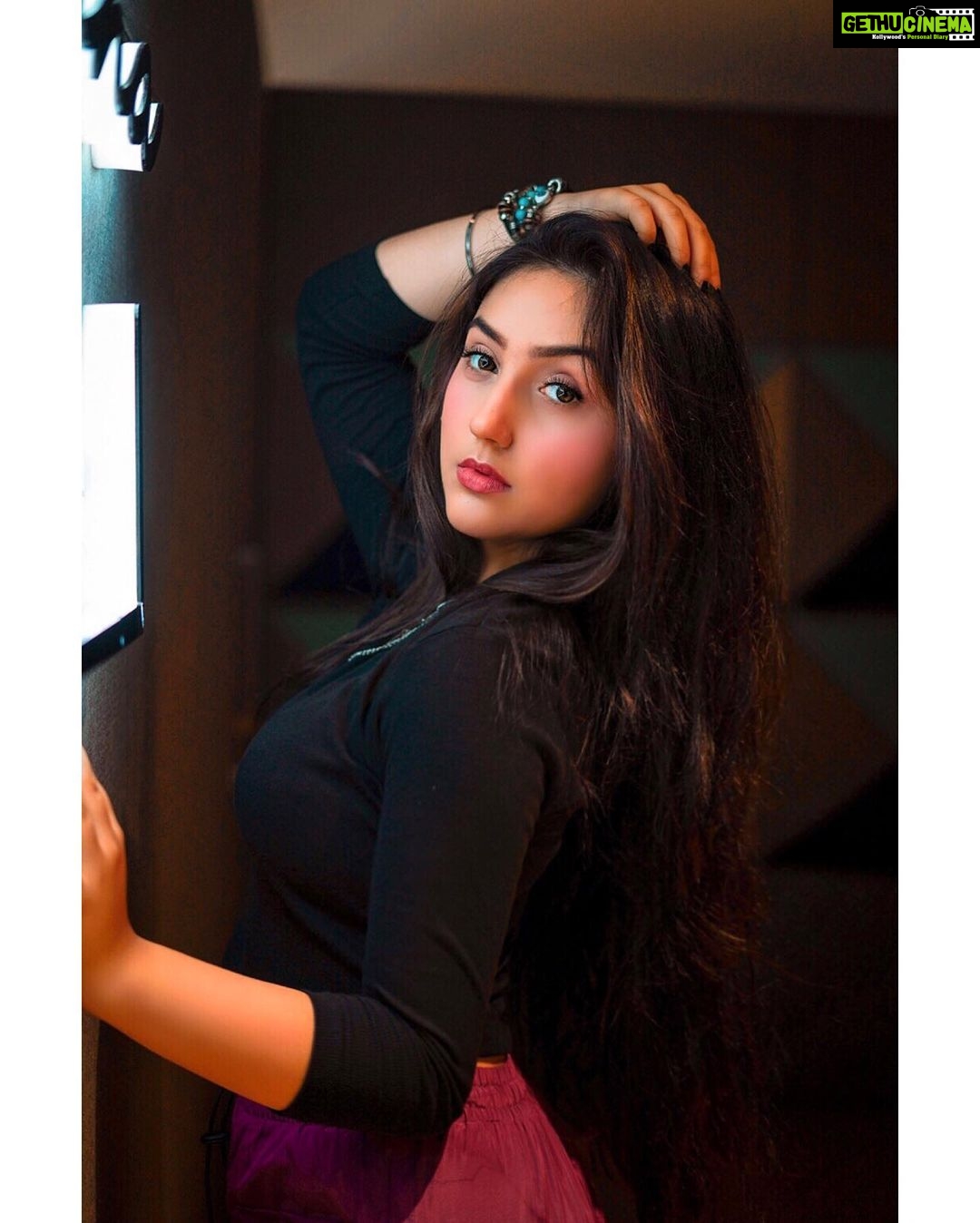 Ashnoor Kaur Instagram - Reminder- People throw shade on what shines🖤✨