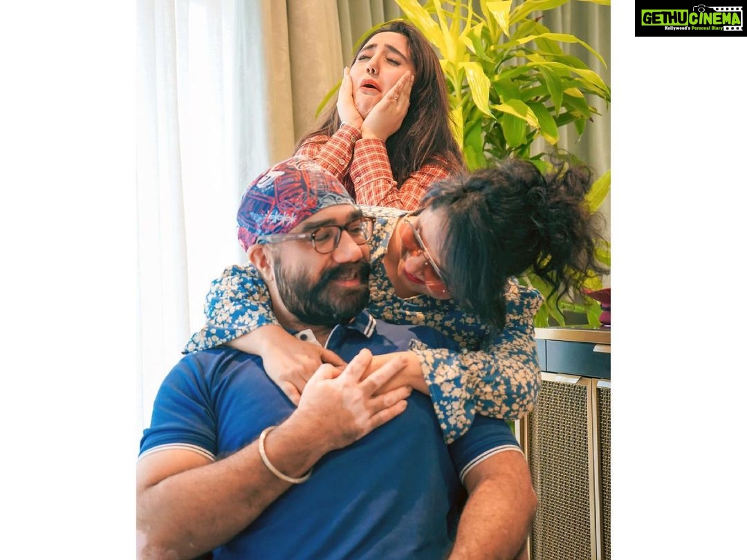 Ashnoor Kaur Instagram - Idk what’s more consistent than me 3rd wheeling for life🤪 (Swipe to see) #FamilyDay . HAPPY FAMILY DAY♥️ You are my strength mom dad, love you @kauravneet79 @gurmeetsingh0911