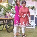 Ashnoor Kaur Instagram - “Main kya likhu uss maa ke baare mein, jisne mujhe likha hai....” (Swipe to see a now v/s then☺️) Happy Mother’s Day mom, today and everyday, you deserve all the happiness in the world my world!🌎 @kauravneet79 💗 . . Wearing @ambraee_ Chappal @threadstoriesofficial