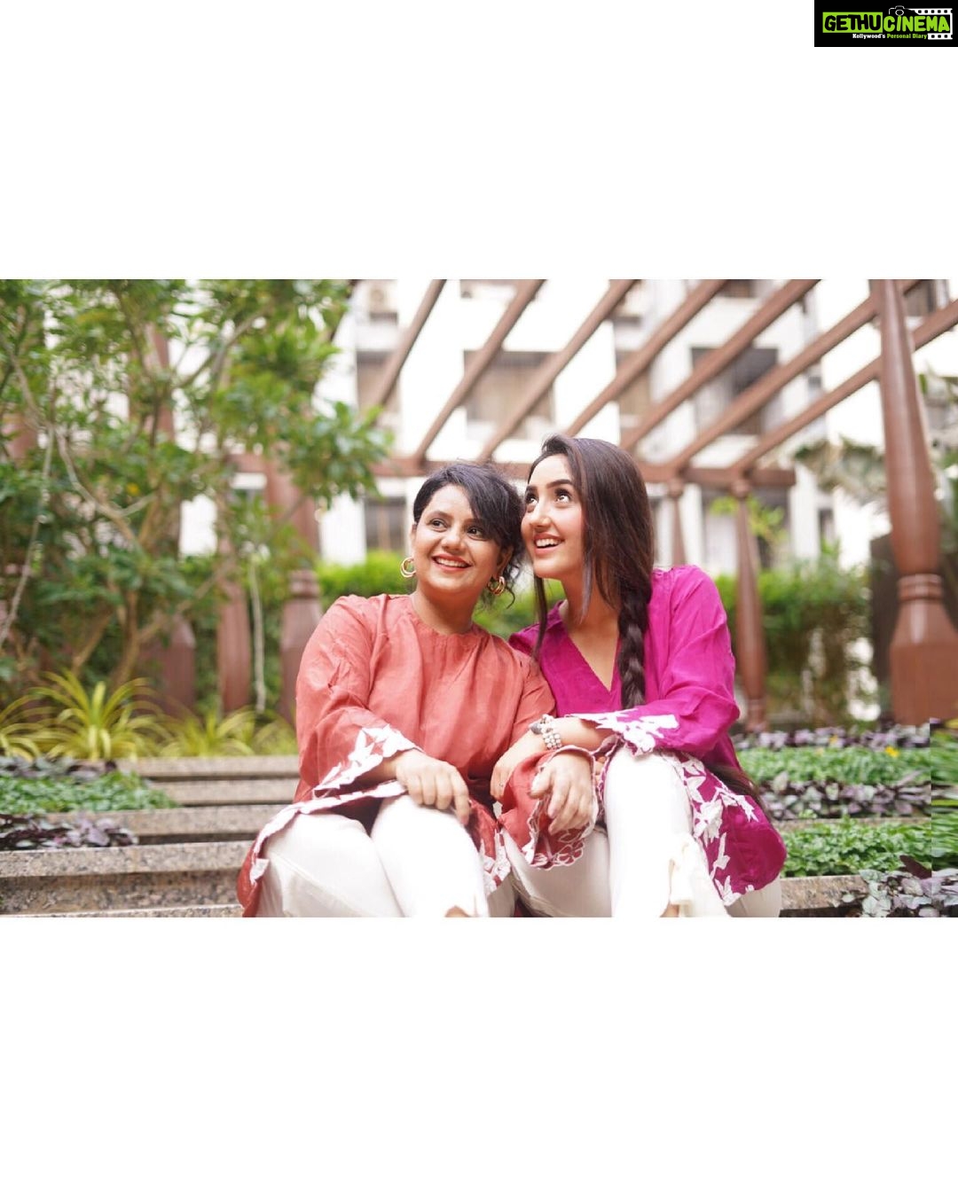 Ashnoor Kaur Instagram - “Main kya likhu uss maa ke baare mein, jisne mujhe likha hai....” (Swipe to see a now v/s then☺️) Happy Mother’s Day mom, today and everyday, you deserve all the happiness in the world my world!🌎 @kauravneet79 💗 . . Wearing @ambraee_ Chappal @threadstoriesofficial