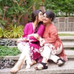 Ashnoor Kaur Instagram - “Main kya likhu uss maa ke baare mein, jisne mujhe likha hai....” (Swipe to see a now v/s then☺️) Happy Mother’s Day mom, today and everyday, you deserve all the happiness in the world my world!🌎 @kauravneet79 💗 . . Wearing @ambraee_ Chappal @threadstoriesofficial