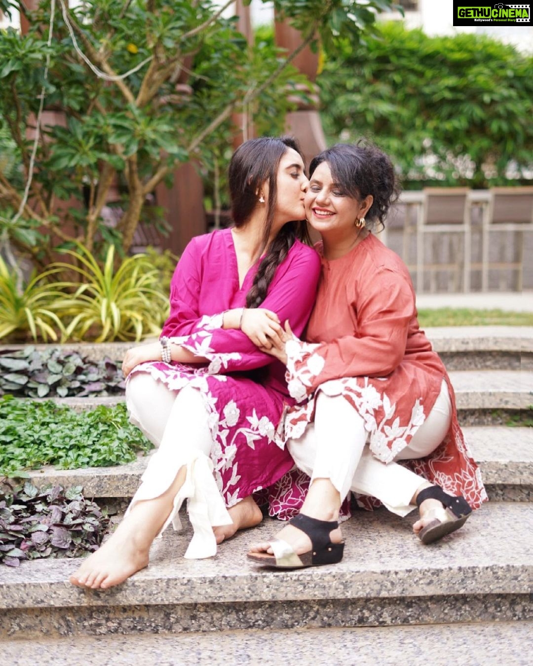 Ashnoor Kaur Instagram - “Main kya likhu uss maa ke baare mein, jisne mujhe likha hai....” (Swipe to see a now v/s then☺️) Happy Mother’s Day mom, today and everyday, you deserve all the happiness in the world my world!🌎 @kauravneet79 💗 . . Wearing @ambraee_ Chappal @threadstoriesofficial