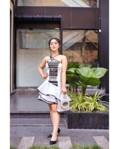 Ashnoor Kaur Instagram - Cultivate an elegant mind🤍✨
.
.
#BirthdayOutfit #WhatIWore
Styled by @kapoormohit888
Wearing @archanakochharofficial
Bag @clotche_official 
MUAH @makeup_by_minakshi @kalpana_hair_n_makeup
📸@saurabh_photography12