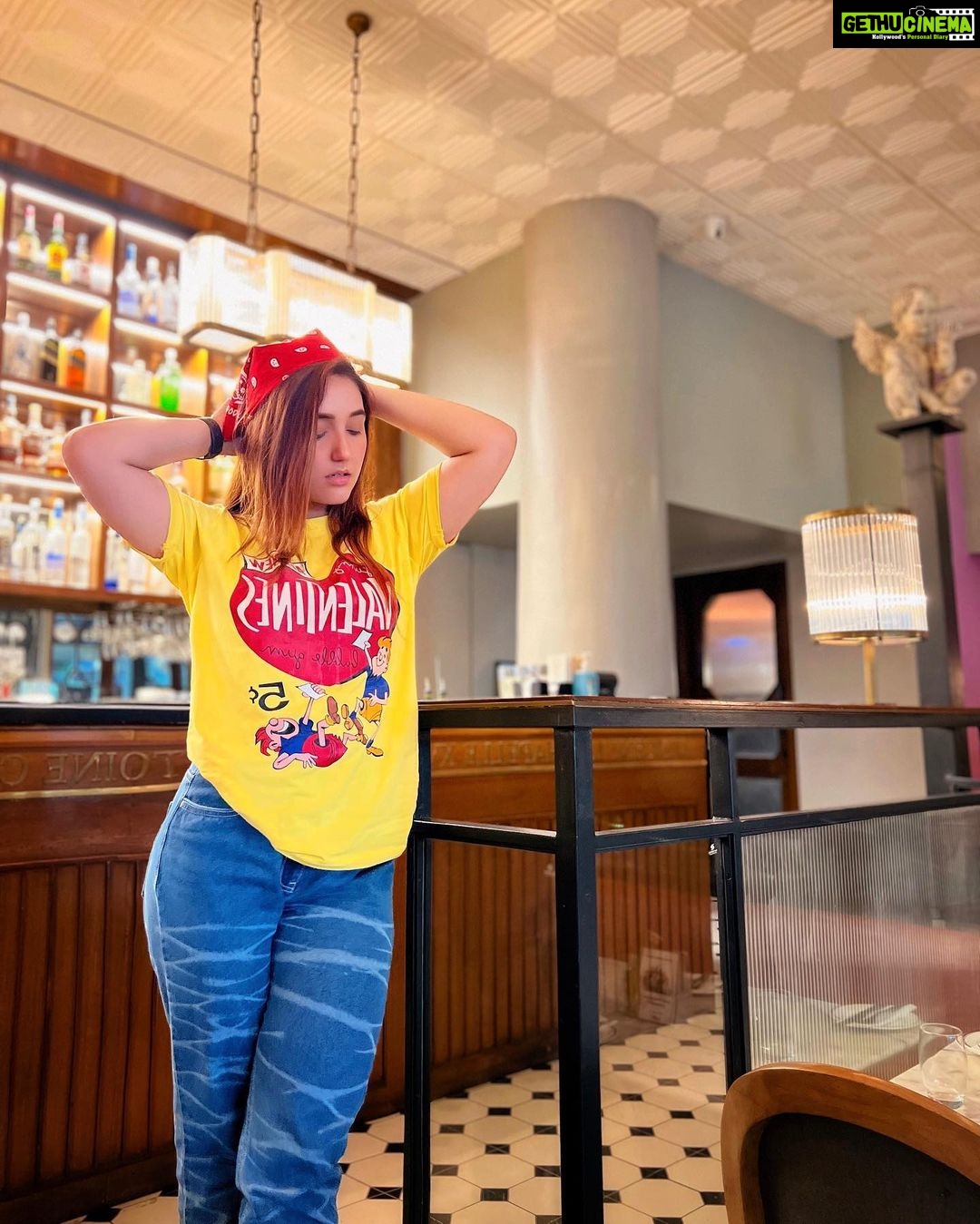 Ashnoor Kaur Instagram - Dressing caʒ to fancy restaurants is my new hobby👁👄👁