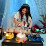 Ashnoor Kaur Instagram - 🎂 . . That’s my midnight #Sassy17 birthday celebration🤩 Thanks mom dad @kauravneet79 @gurmeetsingh0911 for making this beautiful set up with @white_door_interiors 🤍 Wearing @bleu_de_perle Thanks @bakeoholicdesserts for the yum cakes😁