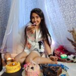 Ashnoor Kaur Instagram - 🎂 . . That’s my midnight #Sassy17 birthday celebration🤩 Thanks mom dad @kauravneet79 @gurmeetsingh0911 for making this beautiful set up with @white_door_interiors 🤍 Wearing @bleu_de_perle Thanks @bakeoholicdesserts for the yum cakes😁