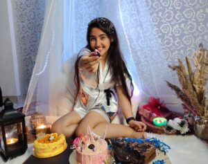 Ashnoor Kaur Instagram - 🎂
.
.
That’s my midnight #Sassy17 birthday celebration🤩
Thanks mom dad @kauravneet79 @gurmeetsingh0911 for making this beautiful set up with @white_door_interiors 🤍
Wearing @bleu_de_perle 
Thanks @bakeoholicdesserts for the yum cakes😁