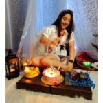 Ashnoor Kaur Instagram – 🎂
.
.
That’s my midnight #Sassy17 birthday celebration🤩
Thanks mom dad @kauravneet79 @gurmeetsingh0911 for making this beautiful set up with @white_door_interiors 🤍
Wearing @bleu_de_perle 
Thanks @bakeoholicdesserts for the yum cakes😁