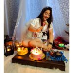 Ashnoor Kaur Instagram - 🎂 . . That’s my midnight #Sassy17 birthday celebration🤩 Thanks mom dad @kauravneet79 @gurmeetsingh0911 for making this beautiful set up with @white_door_interiors 🤍 Wearing @bleu_de_perle Thanks @bakeoholicdesserts for the yum cakes😁