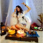 Ashnoor Kaur Instagram - 🎂 . . That’s my midnight #Sassy17 birthday celebration🤩 Thanks mom dad @kauravneet79 @gurmeetsingh0911 for making this beautiful set up with @white_door_interiors 🤍 Wearing @bleu_de_perle Thanks @bakeoholicdesserts for the yum cakes😁