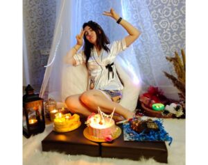 Ashnoor Kaur Instagram - 🎂
.
.
That’s my midnight #Sassy17 birthday celebration🤩
Thanks mom dad @kauravneet79 @gurmeetsingh0911 for making this beautiful set up with @white_door_interiors 🤍
Wearing @bleu_de_perle 
Thanks @bakeoholicdesserts for the yum cakes😁
